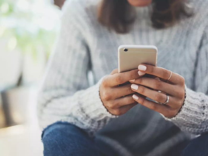 Xem trom dien thoai cua ban trai, co gai bi phat 5 trieu