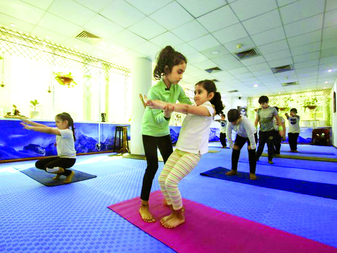 Co be 7 tuoi tro thanh giao vien yoga nho tuoi nhat the gioi