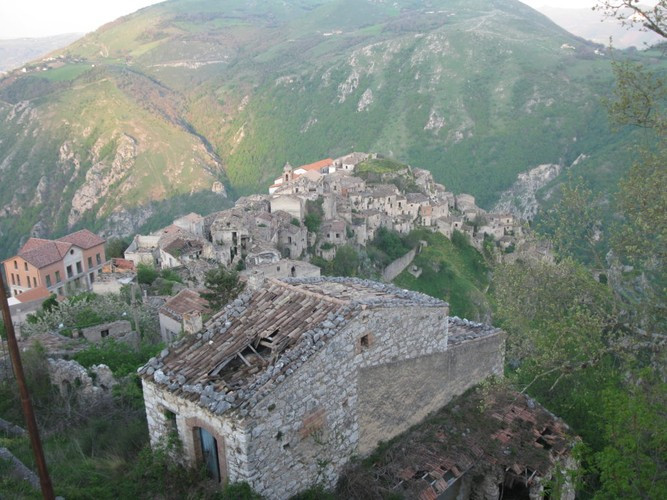 Cau chuyen rung ron dang sau “thi tran ma” rung ron nhat Italy-Hinh-3