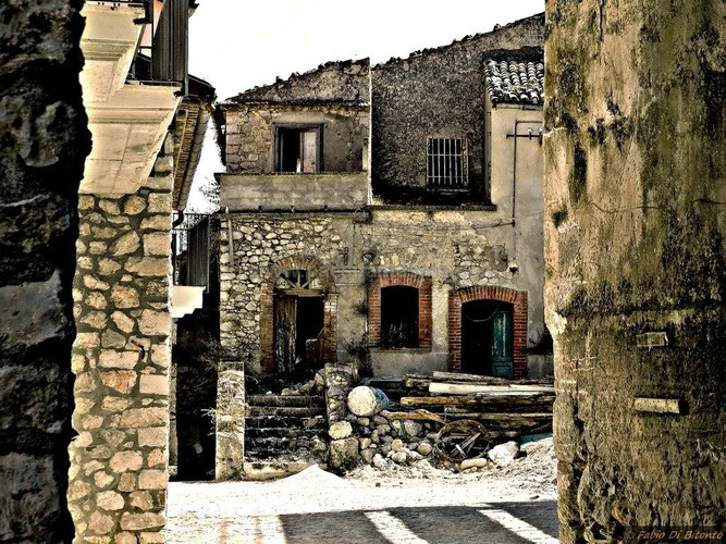 Cau chuyen rung ron dang sau “thi tran ma” rung ron nhat Italy-Hinh-2