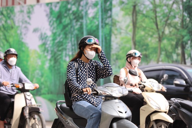 Hôm 6/5, Việt Nam ghi nhận nhiệt độ cao nhất từ trước đến nay, ở mức 44,1 độ C tại tỉnh Thanh Hóa. Mới đây, Văn phòng thường trực Ban Chỉ đạo quốc gia về Phòng, chống thiên tai cảnh báo nắng nóng khu vực Bắc Bộ có khả năng kéo dài đến khoảng ngày 21/6. Ảnh: Tiền Phong.