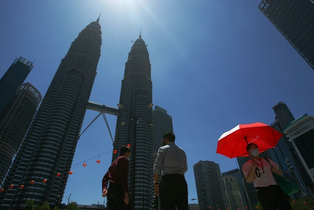 Nắng nóng khiến nhiều người bị đột quỵ và say nắng tại Malaysia. Bộ Y tế nước này báo cáo có tới 14 trường hợp đột quỵ và say nắng do nắng nóng hôm 13/5 và chính phủ dự kiến số nạn nhân sẽ tăng lên. Ảnh: Star.