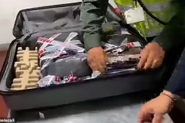 Liều mình giấu 23 kg ma túy trong vali mang lên máy bay Lieu minh giau 23 kg ma tuy trong vali mang len may bay