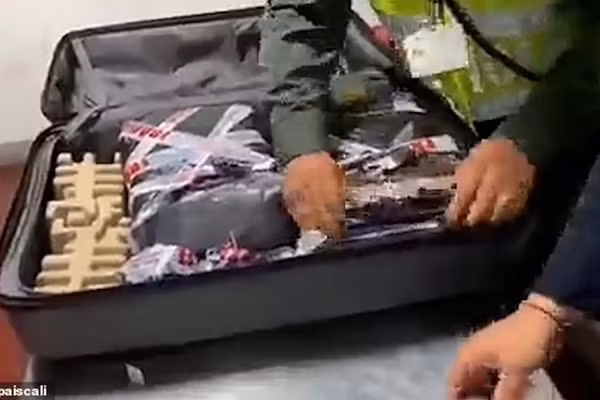 Lieu minh giau 23 kg ma tuy trong vali mang len may bay