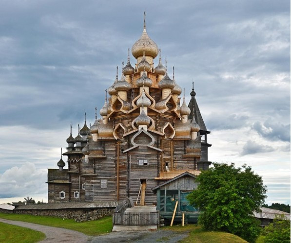 Nhà thờ Biến hình ở Karelia: Nhà thờ độc đáo này được xây dựng vào đầu thế kỷ 18 mà không cần đến một chiếc đinh nào. Công trình là trung tâm của quần thể kiến trúc Kizhi Pogost, được UNESCO công nhận là Di sản Thế giới. Ảnh: RBTH, IT.