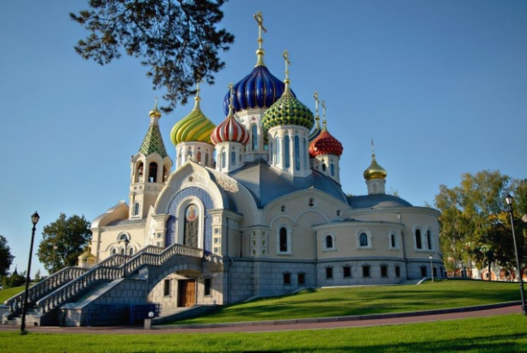 Nhà thờ Thánh Igor Chernigov ở Moscow. Công trình này được xây dựng vào năm 2009-2012. Nhà thờ được xây dựng theo phong cách Tân Nga và kết hợp các phong cách kiến trúc nhà thờ khác nhau, trông giống như một cung điện trong truyện cổ tích.