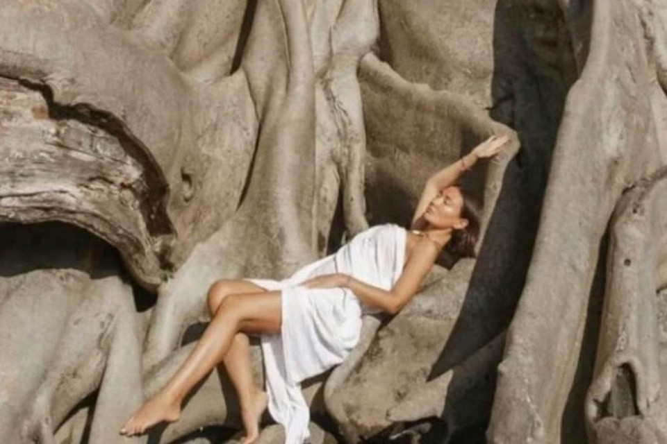 Chụp ảnh khỏa thân dưới cây thiêng, nữ du khách bị trục xuất Chup anh khoa than duoi cay thieng, nu du khach bi truc xuat