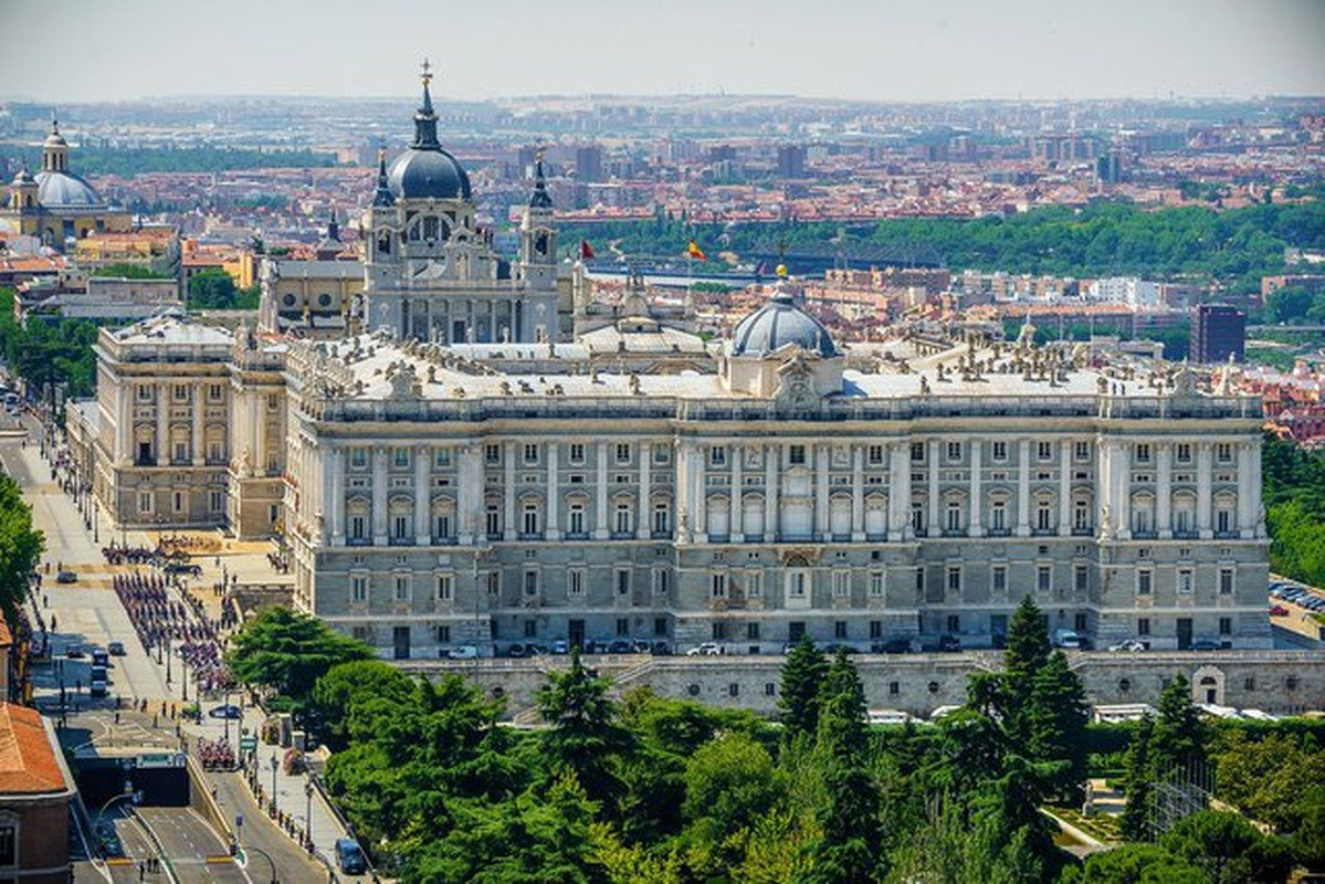  Cung điện Hoàng gia ở Madrid, Tây Ban Nha: Cung điện 3.000 phòng này vốn là nơi ở chính thức của Vua Felipe và Hoàng hậu Letizia, nhưng chủ yếu được họ sử dụng để làm việc và đón tiếp khách. Hiện, gia đình hoàng gia Tây Ban Nha chủ yếu sống ở Cung điện Zarzuela.