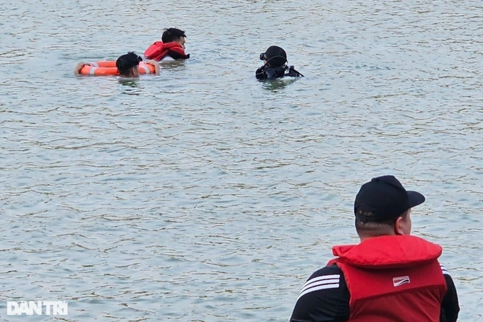 Tìm thấy bé gái 14 tuổi đuối nước trong hồ công viên ở Hà Nội Tim thay be gai 14 tuoi duoi nuoc trong ho cong vien o Ha Noi