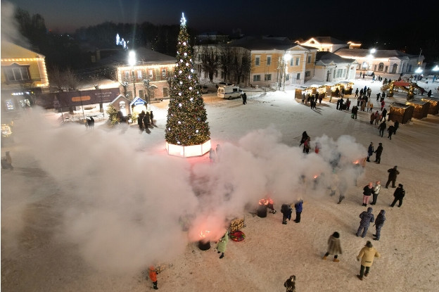 Trời lạnh hơn nhiều ở miền trung nước Nga: ở các vùng Ivanovo, Vladimir và Tver, nhiệt độ xuống tới -28°C, trong khi ở Vùng Kostroma, nhiệt độ xuống dưới -30°C. Ảnh lễ hội Giáng sinh ở Shuya, Vùng Ivanovo.