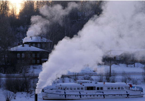 Khung cảnh băng tuyết phủ trắng ở Kineshma, Vùng Ivanovo, khi nhiệt độ xuống -28°C.