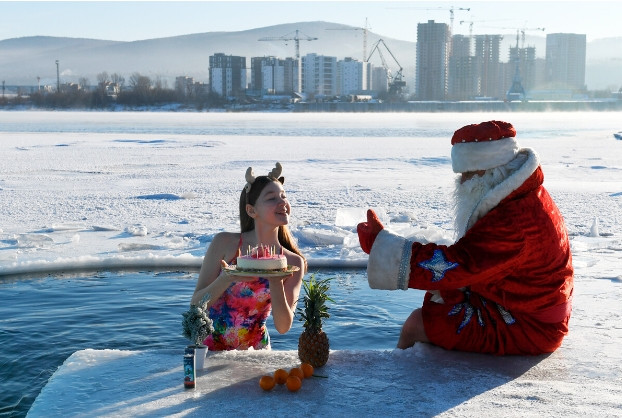 Bất chấp nhiệt độ lạnh khắc nghiệt, những người ở Krasnoyarsk vẫn bơi trong nước lạnh.