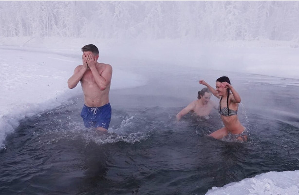 Yakutia một lần nữa khẳng định danh hiệu vùng lạnh nhất của Nga. Thành phố Yakutsk được chào đón với sương giá -50°C. Ở Oymyakon, nhiệt độ “cực lạnh” là -52°C. Trong ảnh là những người đang bơi trong suối nước nóng của Oymyakon.