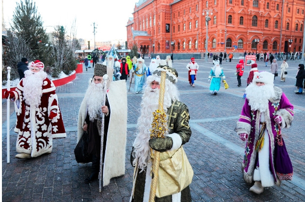 Ông già Noel Nga từ các vùng tập trung tại Moscow. Các chuyên gia thời tiết cho rằng nguyên nhân dẫn đến hiện tượng băng giá như vậy là do luồng không khí siêu lạnh từ vùng biển Bắc Cực.