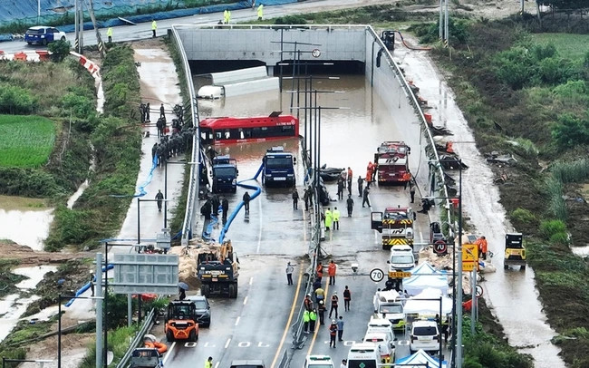 Tại thành phố Nonsan, tỉnh Nam Chungcheong, hai người thiệt mạng hôm 14/7 sau khi tòa nhà của họ bị sập do lở đất, Yonhap News Agency đưa tin.