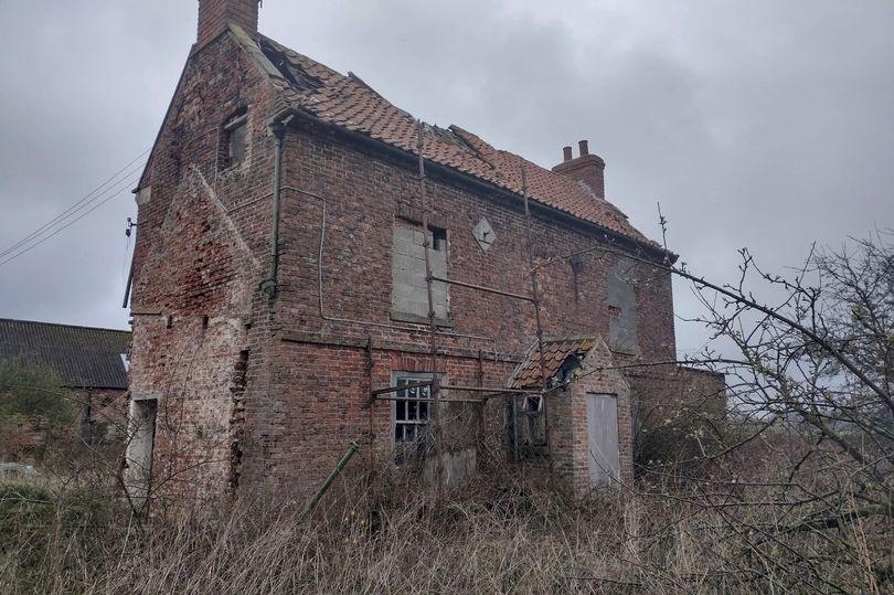 Nhóm thám hiểm Urbexcr ở Anh đã chia sẻ những hình ảnh về một khu trang trại xe hơi bỏ hoang với nhiều các “xế” cổ.