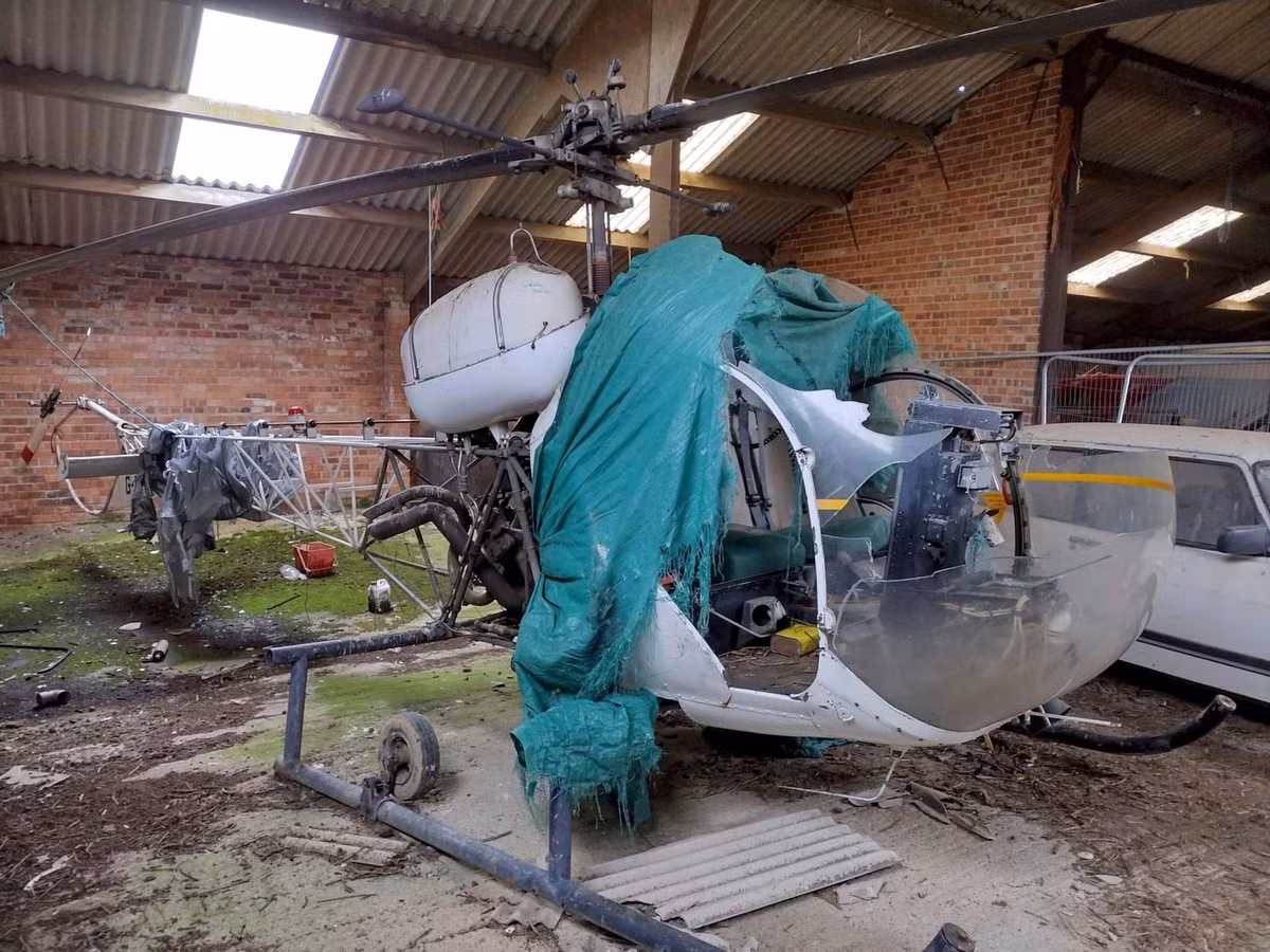 Ben trong trang trai xe hoi bo hoang chua toan “xe” co-Hinh-11