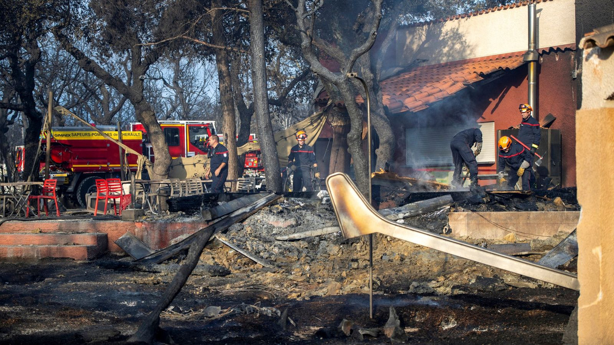 Khoảng 450 lính cứu hỏa đã làm việc cật lực để kiểm soát ngọn lửa, kết quả là 17 người bị thương nhẹ.