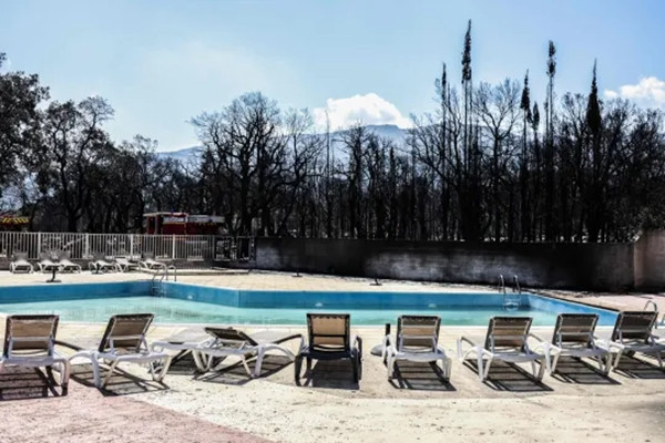 Theo Bộ trưởng Nội vụ Pháp, hơn 500 lính cứu hỏa cùng 13 máy bay và 3 trực thăng đã được triển khai để ngăn chặn cháy rừng lan rộng.