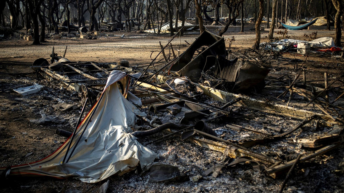 Trang tin Daily Mail đưa tin, 30 ngôi nhà bị hư hại, cùng với một nhà kho và khu cắm trại, trong khi một số con đường đã bị đóng cửa và dịch vụ xe lửa từ Perpignan đến biên giới Tây Ban Nha bị tạm dừng trong vài giờ.