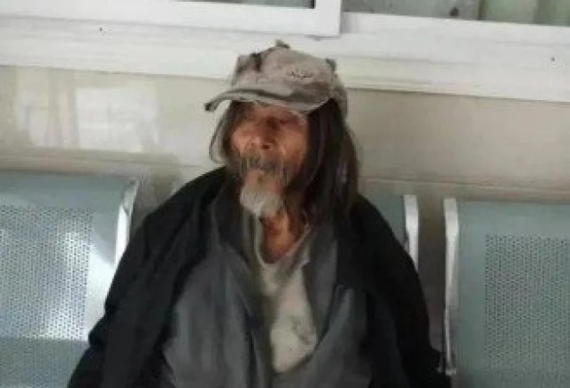 Cu ong bat ngo xuat hien du duoc “hoa tang” 9 nam truoc