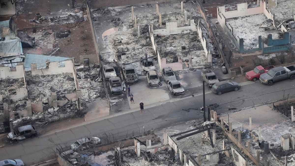 Thống đốc Hawaii Josh Green phát biểu trong một cuộc họp báo hôm 10/8 rằng hàng nghìn người sẽ cần nhà cấp thiết và ông ước tính có tới 1.000 tòa nhà bị hư hại hoặc phá hủy.