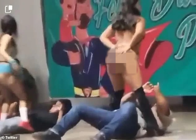 Thuê vũ nữ thoát y biểu diễn, thị trưởng Mexico bị sa thải Thue vu nu thoat y bieu dien, thi truong Mexico bi sa thai