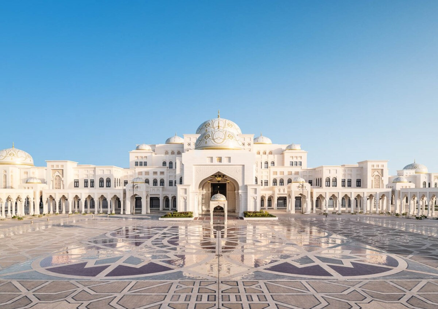 Một trong những tài sản đắt giá của gia đình Al Nahyan phải kể đến cung điện Qaṣr Al-Waṭan trị giá 472,8 triệu USD, là dinh tổng thống của UAE, nằm ở Abu Dhabi.