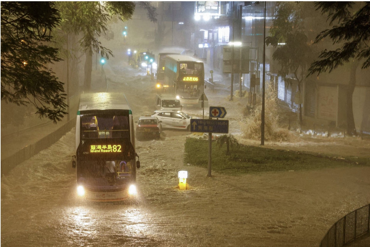Trận mưa một lần nữa gây ra sự gián đoạn giao thông và kinh doanh trên diện rộng khắp trung tâm tài chính, khiến thị trường chứng khoán phải hủy bỏ giao dịch buổi sáng và tất cả các trường học đều đóng cửa.