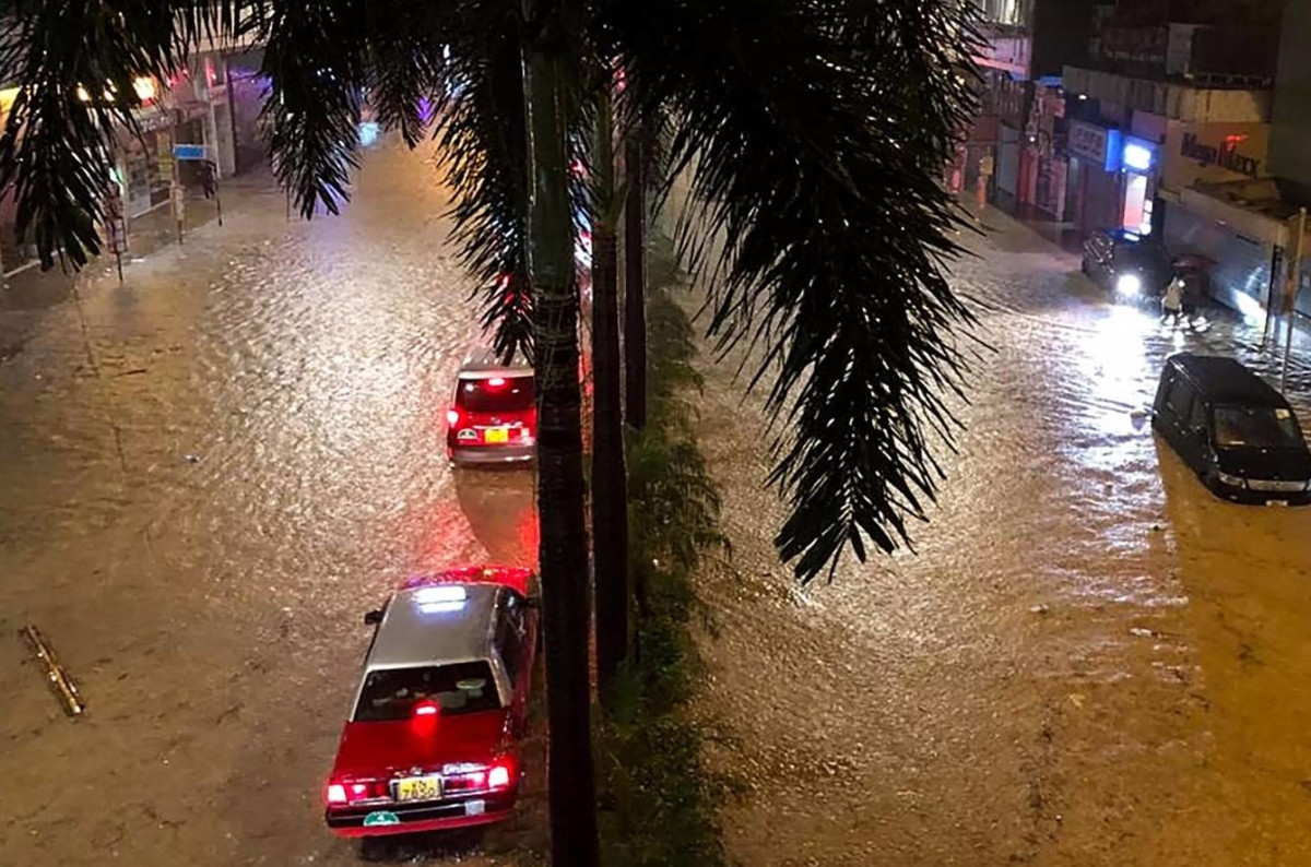 Theo Đài Phát thanh truyền hình Hong Kong, trong khi hầu hết các hoạt động tàu điện ngầm khác vẫn mở cửa, tất cả các dịch vụ xe buýt, xe điện và phà lớn đều bị đình chỉ.