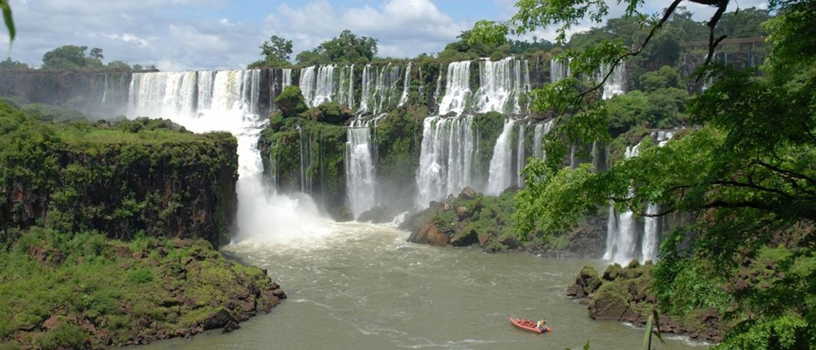 Thác Iguazu, một di sản thế giới nằm ở biên giới Argentina và Brazil, thu hút du khách không chỉ bởi vẻ đẹp hùng vĩ của dòng thác, mà còn bởi khu rừng rậm rạp với hàng nghìn loài động thực vật sinh sống. Ảnh: Argentina.travel.