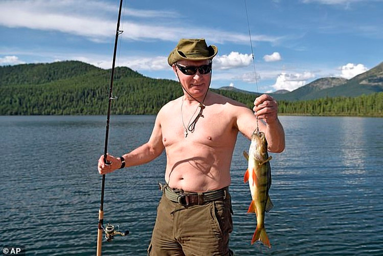 Điện Kremlin thường xuyên đẩy mạnh hình ảnh năng động với các hoạt động ngoài trời của ông Putin, cũng từng đăng nhiều bức ảnh quyến rũ như Putin lái xe địa hình, câu cá khoe ngực trần.