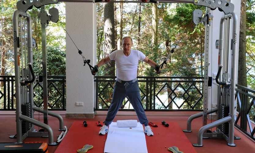 Tổng thống Putin tập gym tại tòa nhà Bocharov Ruchei ở Sochi hồi tháng 8/2015.