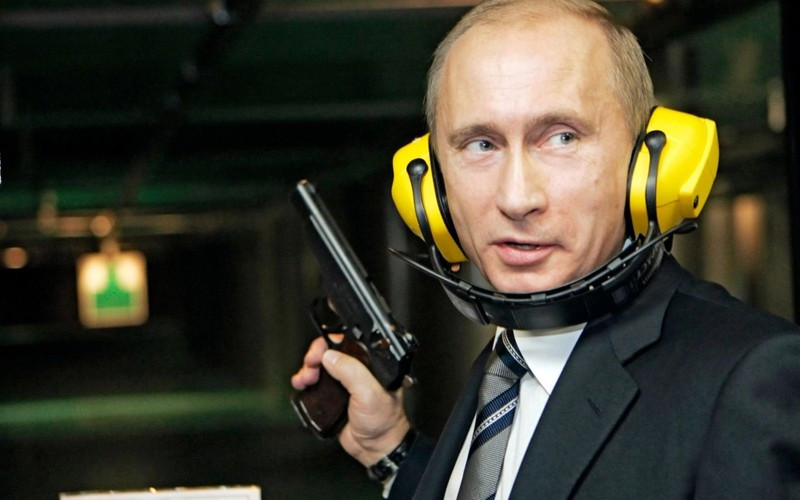 Ông cũng là một tay súng cừ khôi do từng có thời gian làm việc cho cơ quan tình báo KGB. Ảnh: AP, Telegraph.