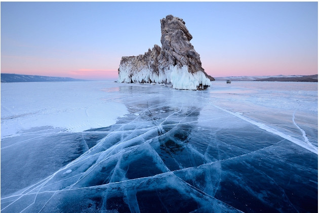 10. Hồ Baikal: Hồ Baikal đóng băng vào mùa đông, tạo ra một số khối băng ngoạn mục trong quá trình này.