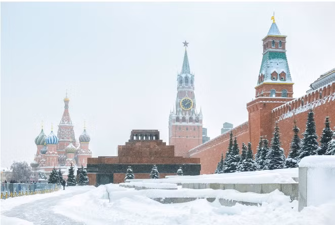 4. Moscow: Mùa đông ở Moscow thay đổi khá thất thường. Đôi khi nhiệt độ giảm xuống -10 °C , sau đó ngày hôm sau tăng lên mức 0 độ (kèm theo mưa ướt đẫm giày và mưa ướt). Nhưng thời tiết cũng có thể có sương giá kéo dài.