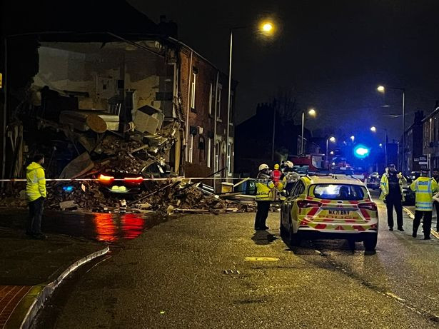 Song sot than ky sau khi dam xe BMW do sap toa nha