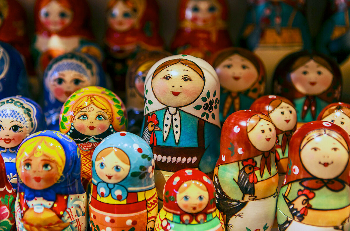 Matryoshka: Con búp bê Nga mang tính biểu tượng nhất giống như một phụ nữ trong chiếc khăn choàng. Bên trong bức tượng bằng gỗ này là một con búp bê ẩn có kích thước nhỏ hơn.