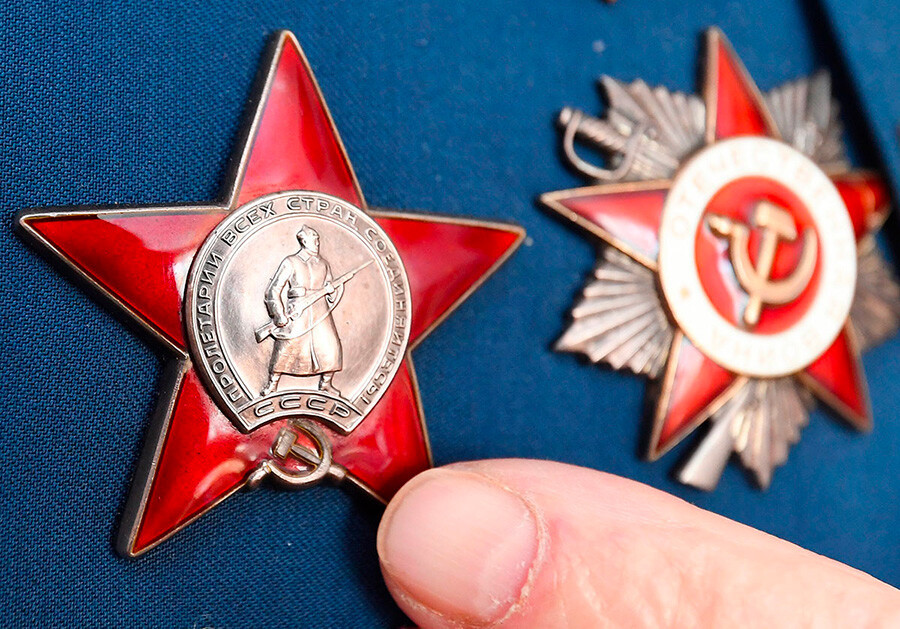 Ngôi sao đỏ năm cánh: Một trong những biểu tượng dễ nhận biết nhất của thời kỳ Xô Viết vẫn còn được nhìn thấy ở Nga, bao gồm các ngôi sao của tháp Kremlin Moscow. Biểu tượng này đã xuất hiện trên quân phục của đế quốc Nga và vào năm 1918, nó cũng trở thành biểu tượng chính của Hồng quân.