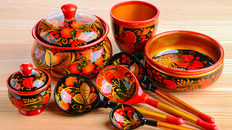 Khokhloma: Khokhloma là một trong những thiết kế phổ biến nhất có liên quan đến Nga. Hoa văn màu đỏ, đen và vàng này đã được vẽ trên bộ đồ ăn bằng gỗ trong hơn 300 năm. Những con chim lửa dễ nhận biết và đồ trang trí bằng hoa đã trở thành một thương hiệu thực sự mang phong cách Nga.