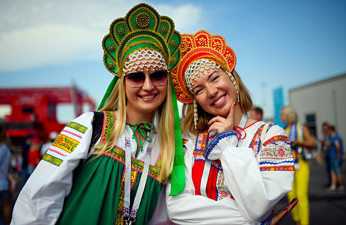 Kokoshnik: Chiếc mũ đội đầu truyền thống của phụ nữ này đã được biết đến từ rất lâu đời và mỗi vùng của Nga đều có hình thức và cách trang trí riêng. Có nhiều loại kokoshnik, từ những chiếc vương miện nhỏ đến những chiếc khổng lồ giống như sừng.