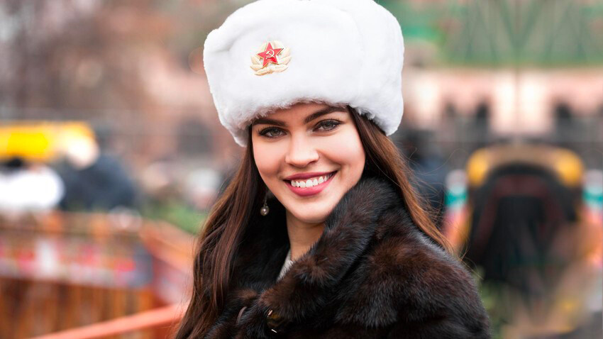Mũ Ushanka: Người Nga thường đội mũ Ushanka để giữ ấm đầu và tai trong suốt mùa đông. Các khách du lịch cũng thường mua chiếc mũ này làm quà khi du lịch nước Nga. Ảnh: RBTH.