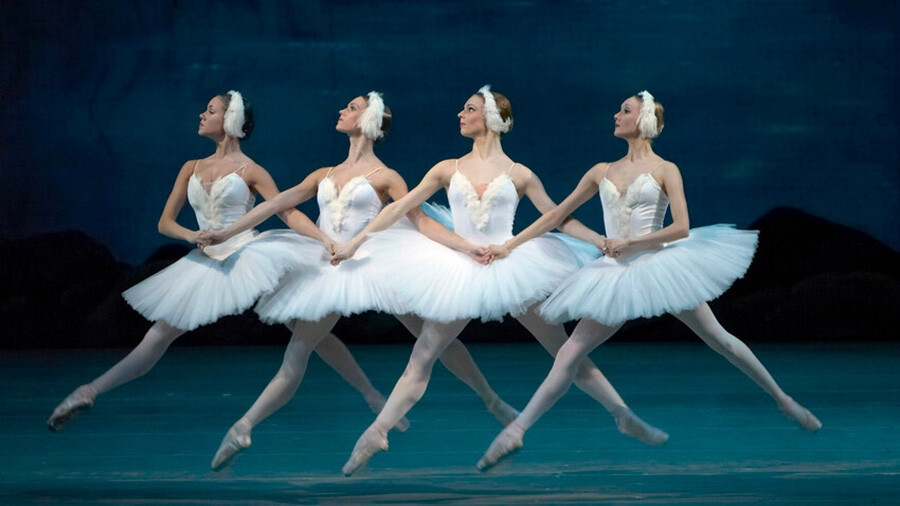 Múa ba lê: Ngay cả khi bạn chưa bao giờ đến Nga, chắc chắn bạn đã có một cái nhìn thoáng qua về múa ba lê cổ điển. Vở 'Hồ thiên nga' do Pyotr Tchaikovsky sáng tác có lẽ là một trong những vở ballet nổi tiếng và được dàn dựng thường xuyên nhất trên thế giới.