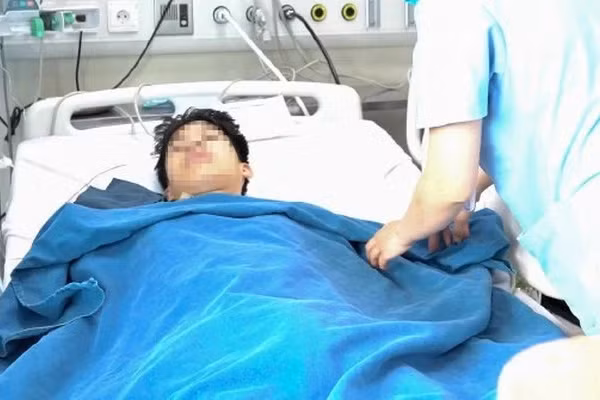 Het gio lam, bac si bo quen benh nhan tren giuong cho phau thuat