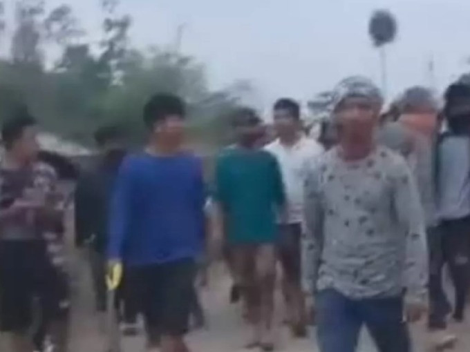 An Do phan no vi vu hai phu nu bi ep khoa than dieu pho