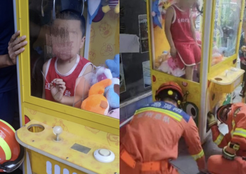 Cau be 5 tuoi o Trung Quoc bi mac ket trong may gap thu