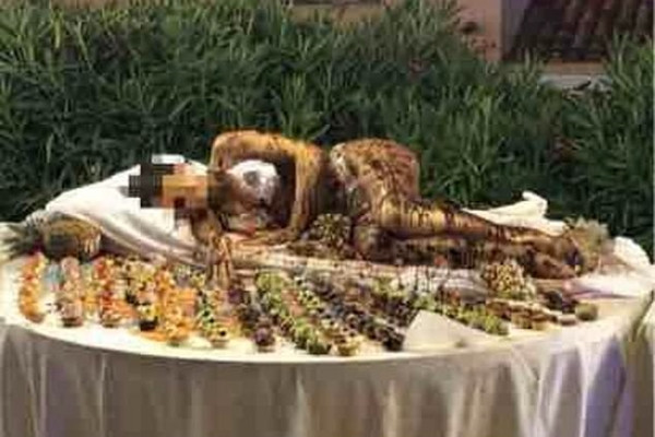 Khách sạn hứng “gạch đá” vì bắt nhân viên mặc bikini bày món ăn Khach san hung “gach da” vi bat nhan vien mac bikini bay mon an