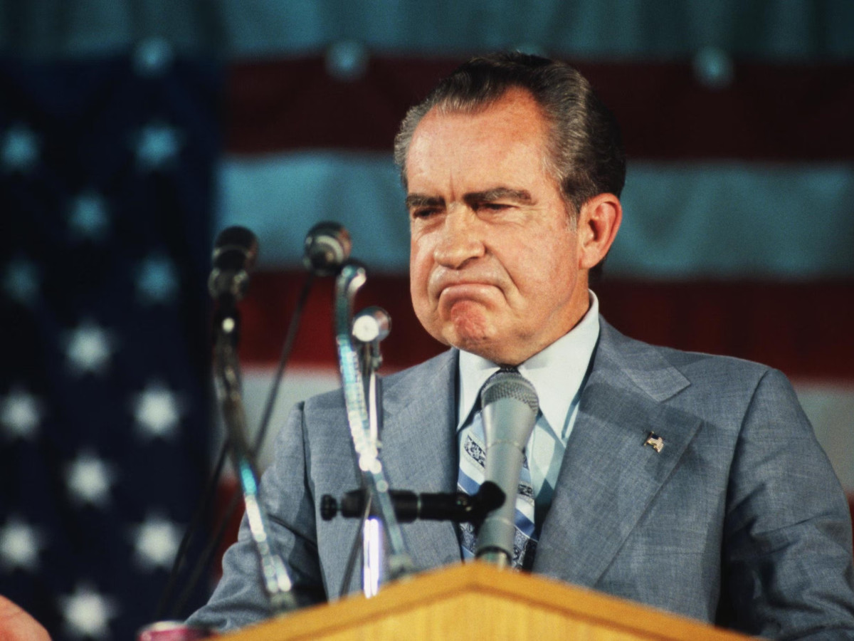 Mật danh của Tổng thống Richard Milhous Nixon là "Searchlight", nghĩa là Đèn rọi. Cái tên dường như là "điềm báo" cho sự nghiệp dang dở của Nixon khi ông từ chức năm 1974 vì bê bối nghe lén Watergate.