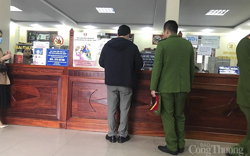 Công an khám xét tại trụ sở Trung tâm Đăng kiểm xe cơ giới Nghệ An - Hình 2 Cong an kham xet tai tru so Trung tam Dang kiem xe co gioi Nghe An-Hinh-2