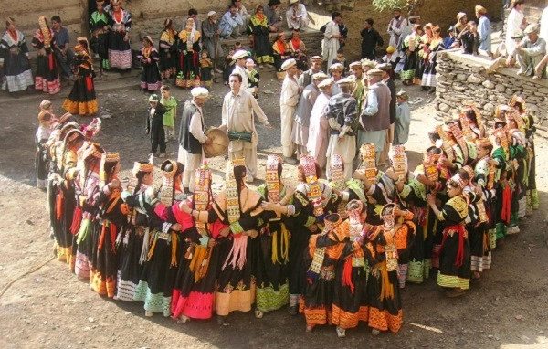 Lễ hội Joshi vào tháng 5 hàng năm là một trong những lễ hội lớn nhất của người Kalasha. Vào ngày này, phụ nữ cùng nhau hát hò, nhảy múa, trong khi đó, những người đàn ông sẽ đánh trống, thổi sáo, vỗ tay cổ vũ cho họ. Ảnh: Tribune, IT.